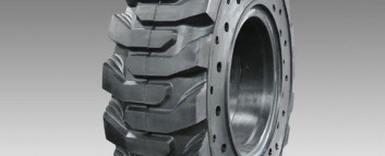 What are the advantages of installing solid tires on 4WD rough terrain forklift?