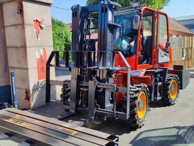 Special 4WD rough terrain forklift for construction of photovoltaic power plant project