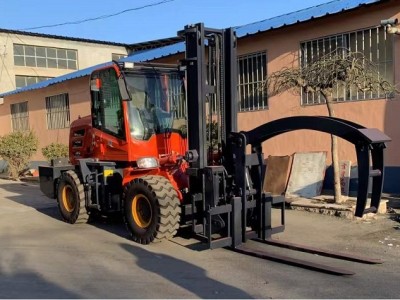 4WD rough terrain forklift equipped with steel pipe clamp accessories