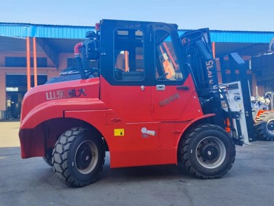 CPCY35(Pioneer35p)-The smallest four-wheel drive forklift has a small body and strong off-road capability