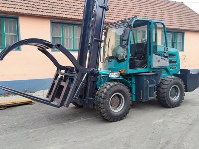Four wheel drive forklift customized for Iranian customers