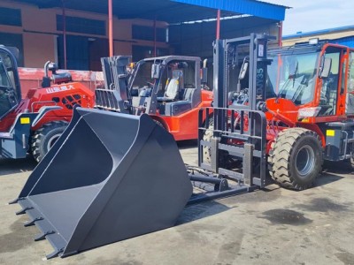Custom manufactured engineered buckets that can be quickly mounted on a rough terrain forklift