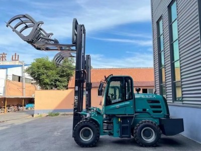 This diesel rtfl forklift is a small rough terrain forklift-Installed a quick attached grass grab