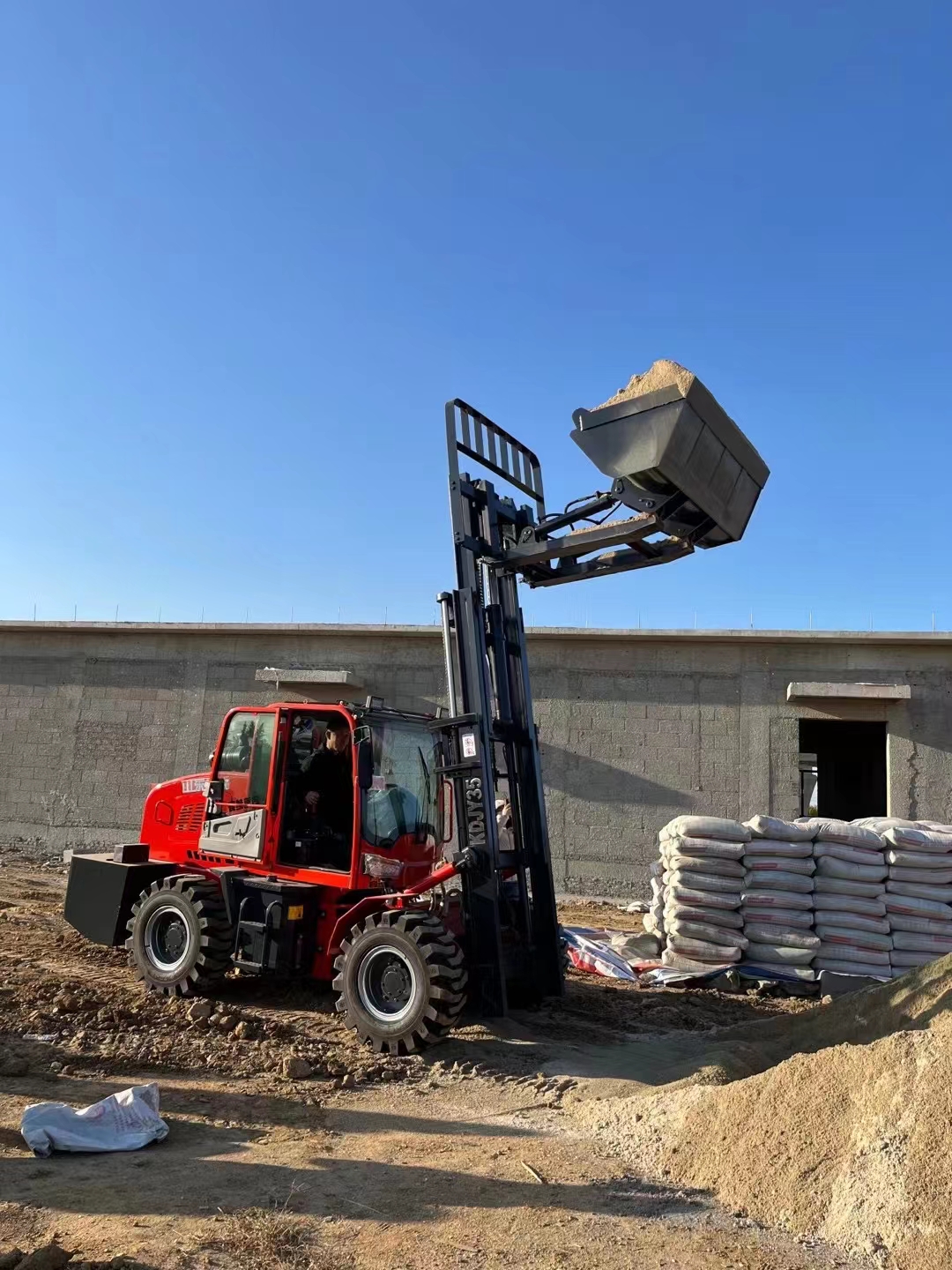 Training Your Operators to Safely Use 4WD Outdoor Forklifts